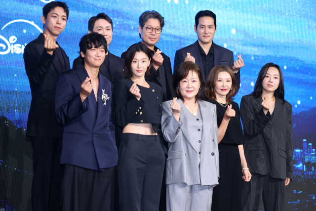 2일 서울 종로구 포시즌스호텔에서 열린 디즈니+ 오리지널 시리즈 '북극성' 제작발표회에서 배우들이 포즈를 취하고 있다. 연합뉴스