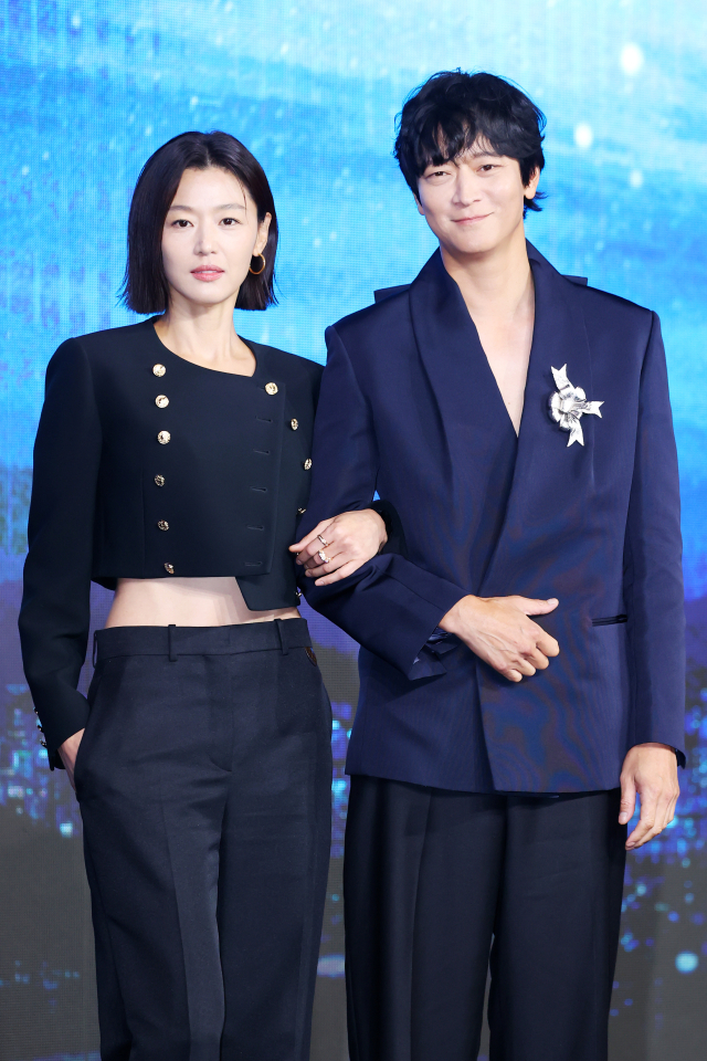 전지현·강동원 '서로의 팬…첩보 멜로 '케미' 기대해 주세요'