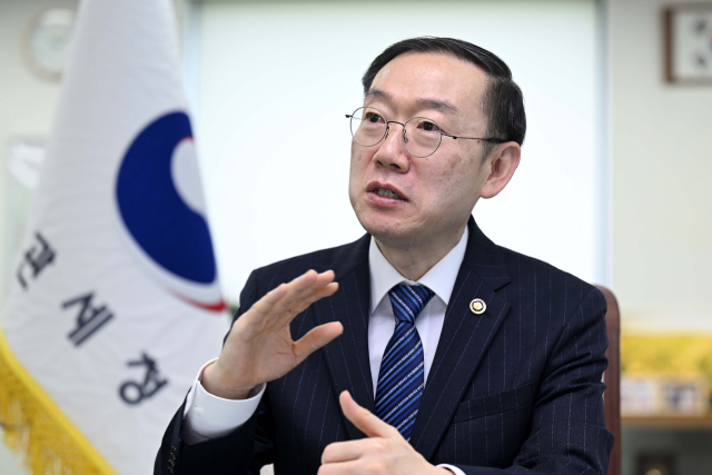 이명구 관세청장이 대전 서구 정부대전청사에서 서울경제신문과 인터뷰를 하고 있다. 조태형 기자