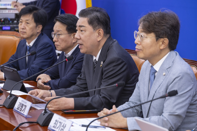 김병기(왼쪽 세 번째) 더불어민주당 원내대표가 2일 국회에서 열린 ‘경제형벌민사책임합리화 태스크포스(TF)’ 발대식에 참석해 축사하고 있다. 연합뉴스