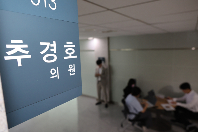 12·3 비상계엄 관련 내란·외환 의혹을 수사 중인 조은석 특별검사팀이 '계엄 해제 방해 의혹'과 관련해 추경호 전 국민의힘 원내대표를 겨냥한 강제수사에 나선 2일 서울 여의도 국회 의원회관 내 추 의원실 앞. 연합뉴스