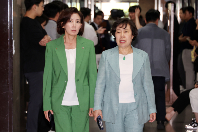 12·3 비상계엄 관련 내란·외환 의혹을 수사 중인 조은석 특별검사팀이 추경호 전 국민의힘 원내대표를 겨냥한 압수수색에 나선 2일 국민의힘 중진 의원인 조배숙·나경원 의원이 특검 압수수색 대상에 포함된 원내대표실로 들어가고 있다. 연합뉴스