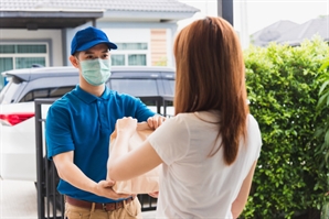 영어 몰라 "아이 러브 유" 건넸다가 美 여교사와 초고속 결혼한 中 배달원, 무슨 일?