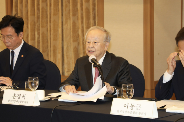 손경식(가운데) 한국경영자총협회 회장이 3일 서울 중구 프레스센터에서 열린 ‘주요 기업 인사·노무 담당 임원(CHO) 간담회’에서 노란봉투법(노동조합법 제2·3조) 개정에 따른 산업 현장의 우려를 전달했다. 사진 제공=경총