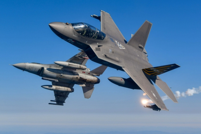 KF-21과 KF-16이 함께 시험 비행하는 모습. 사진 제공=공군