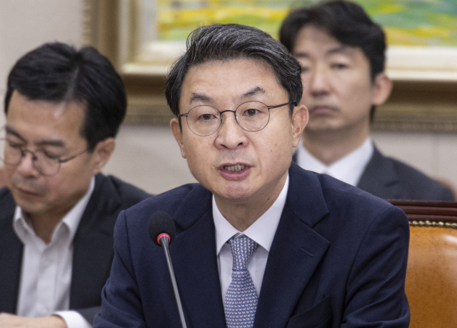 이억원 금융위원장 후보자가 2일 국회 정무위원회에서 열린 인사청문회에 출석해 의원 질의에 답하고 있다. 연합뉴스