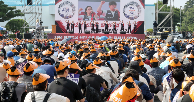 지난 6월 26일 현대자동차 울산공장 본관 앞 광장에서 현대차 노조가 올해 임단협 투쟁 출정식을 열고 있다. /연합뉴스