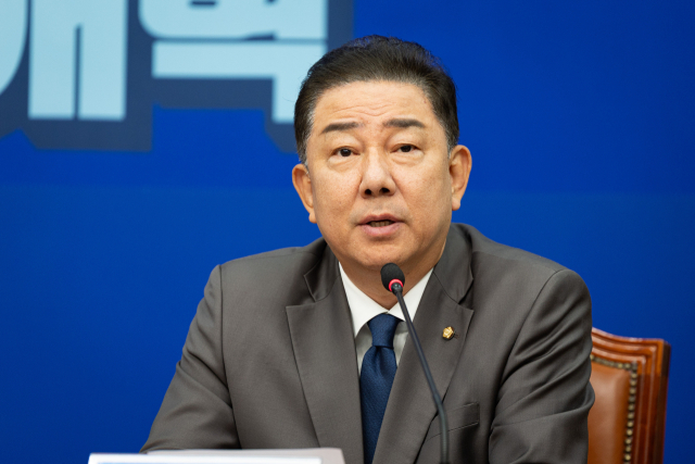 김병기 더불어민주당 원내대표가 3일 서울 여의도 국회에서 열린 최고위원회의에서 모두 발언을 하고 있다. 뉴스1