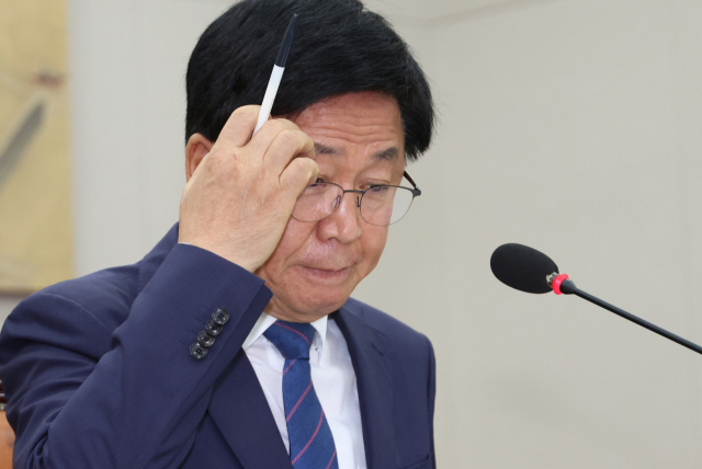 최교진 부총리 겸 교육부 장관 후보자가 지난 2일 서울 여의도 국회 교육위원회에서 열린 인사청문회에서 위원 질의에 답하던 중 이마를 만지고 있다. 연합뉴스