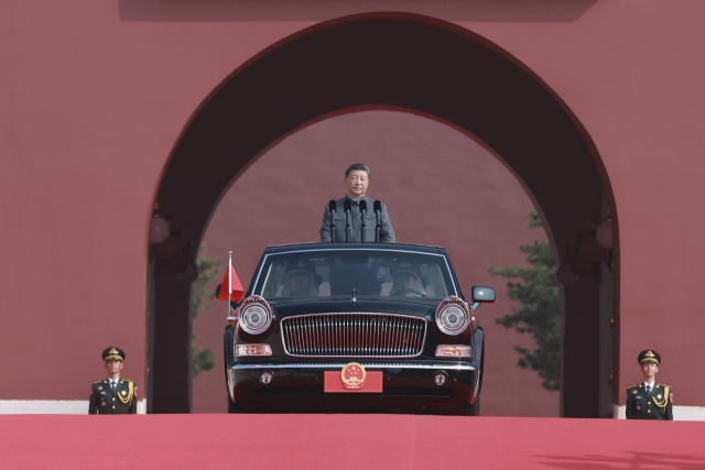 시진핑 중국 국가주석이 3일 중국 베이징에서 열린 ‘중국인민 항일전쟁 및 세계 반파시스트 전쟁 승리(전승절) 80주년’ 기념 열병식에서 군부대 사열을 위해 훙치 리무진을 타고 톈안먼을 빠져나가고 있다. 신화연합