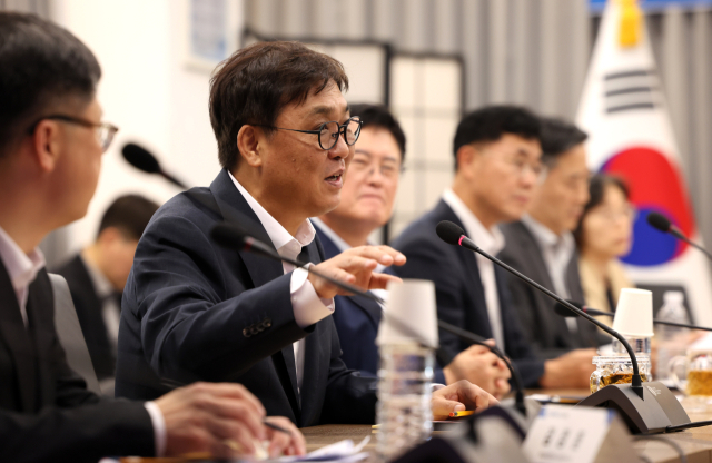 최휘영 문화체육관광부 장관이 3일 서울 종로구 국립현대미술관 서울관에서 열린 K관광 혁신 전담팀(TF) 출범식에서 참석자들과 관광정책에 대한 의견을 나누고 있다.