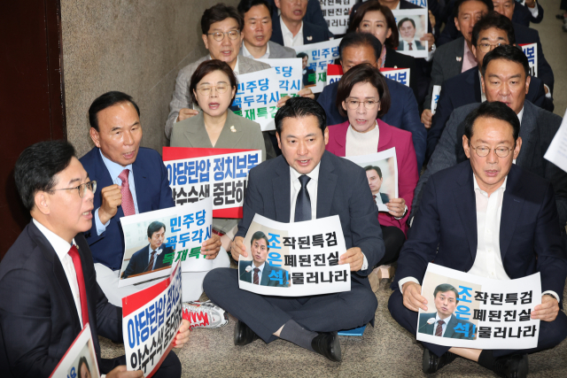 ‘계엄 해제 표결 방해 의혹’을 수사하는 조은석 내란 특별검사팀의 국민의힘 원내대표실에 대한 압수수색 시도가 이어지고 있는 3일 장동혁(가운데) 대표를 비롯한 국민의힘 의원들이 서울 여의도 국회 원내대표실 앞에서 긴급 의원총회를 열고 피케팅을 하고 있다. 연합뉴스