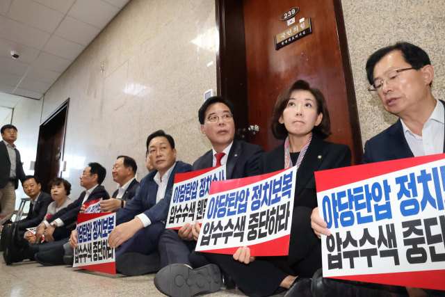 송언석 국민의힘 원내대표를 비롯한 의원들이 3일 서울 여의도 국회에서 특검의 압수수색을 규탄하며 피켓 농성을 하고 있다. 뉴스1