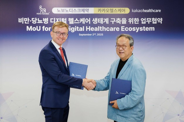 캐스퍼 로세유 포울센(왼쪽)한국 노보 노디스크제약 대표와 황희 카카오헬스케어 대표가 업무협약 체결식에서 기념촬영을 하고 있다. 사진 제공=한국 노보 노디스크 제약