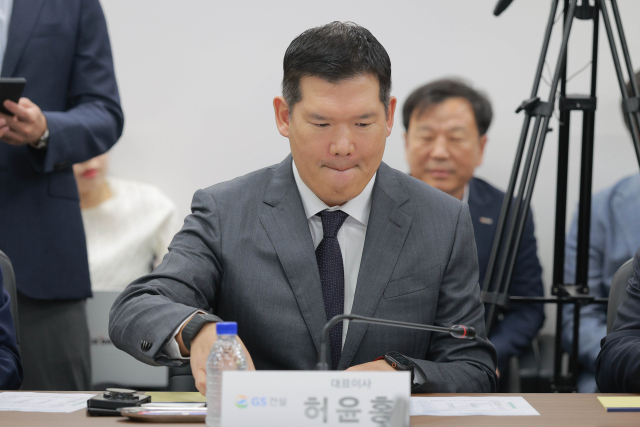 허윤홍 GS건설 대표이사가 14일 서울 중구 직업능력심사평가원에서 열린 중대재해 근절을 위한 건설사 간담회 참석해 자리에 앉아 있다. 연합뉴
