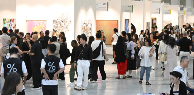 3일 서울 강남구 코엑스에서 막을 올린 '프리즈 서울'을 찾은 관람객들이 전시장을 둘러보고 있다. 올해로 4회째를 맞는 프리즈 서울에는 30여 개국 120개 이상의 갤러리가 참가했다. 권욱 기자