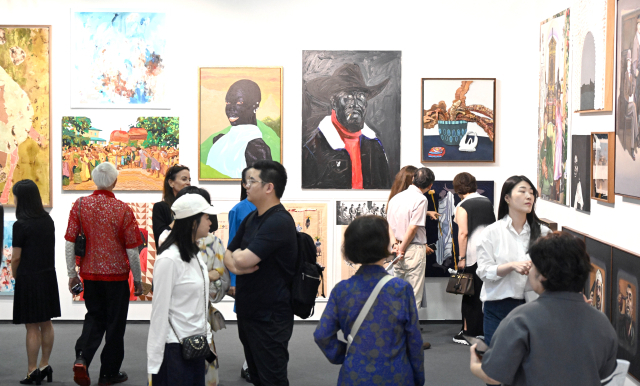 3일 서울 강남구 코엑스에서 막을 올린 '프리즈 서울'을 찾은 관람객들이 전시장을 둘러보고 있다. 올해로 4회째를 맞는 프리즈 서울에는 30여 개국 120개 이상의 갤러리가 참가했다. 권욱 기자