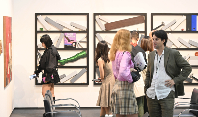3일 서울 강남구 코엑스에서 막을 올린 '프리즈 서울'을 찾은 관람객들이 전시장을 둘러보고 있다. 올해로 4회째를 맞는 프리즈 서울에는 30여 개국 120개 이상의 갤러리가 참가했다. 권욱 기자