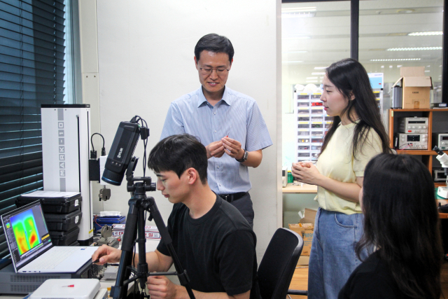정재웅 한국과학기술원(KAIST) 전기및전자공학부 교수와 연구진이 3일 대전 유성구 본교 연구실에서 몸속에서 부드러워지는 가변강성 주삿바늘을 살펴보며 연구하고 있다. 사진 제공=과학기술정보통신부