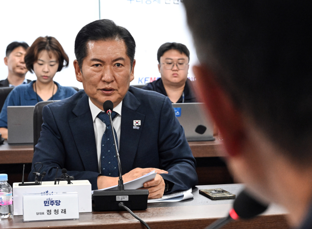 더불어민주당 정청래 대표가 3일 서울 영등포구 소상공인연합회에서 열린 정책간담회에서 인사말을 하고 있다. 국회사진기자단