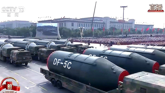 일 중국 베이징 톈안먼광장에서 열린 전승절 80주년 기념 대규모 열병식에 공개된 핵탑재 대륙간탄도미사일(ICBM) ‘둥펑(東風·DF)-5C’. 사진=중국중앙(CC)TV 캡처