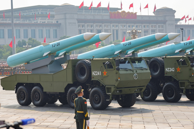 3일 중국 베이징에서 열린 전승절 80주년 기념 열병식에서 인민해방군 대원이 YJ-20 극초음속 대함 미사일을 전시하고 있다. 로이터연합뉴스