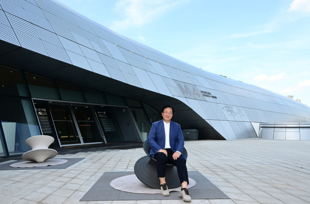 서울 동대문디자인플라자(DDP) 앞에서 포즈를 취하고 있는 차강희 서울디자인재단 대표. DDP는 1년 365일 다채로운 행사가 펼쳐지는 공간이지만 특히 올해 9월에는 가을 밤을 수놓는 미디어아트 축제 ‘서울라이트’를 비롯해 설치 작품 위주의 야외 전시인 ‘디자인&아트’와 소장 가치 높은 디자인 제품들이 즐비한 ‘디자인 마이애미’까지 동시다발적으로 열리며 시민들의 관심을 받고 있다. 권욱 기자