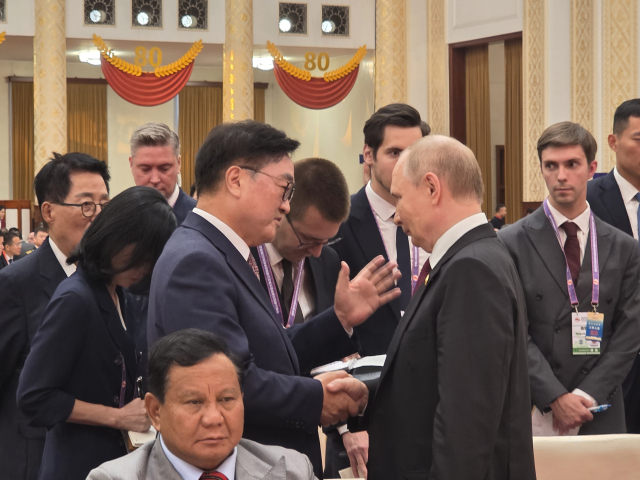 우원식 국회의장이 3일 중국 베이징에서 열린 제80주년 중국 전승절 열병식 및 환영 리셉션에서 블라디미르 푸틴 러시아 대통령과 악수하고 있다. 국회의장실 제공