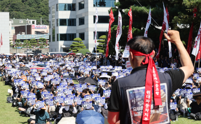 현대자동차 노동조합 조합원들이 3일 울산시 북구 현대차 울산 공장 본관 앞에서 열린 총파업 결의대회에서 구호를 외치고 있다. 울산=연합뉴스