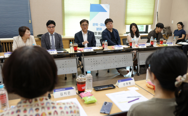 최휘영 문화체육관광부 장관이 3일 문학·미술분야 현장 예술인을 만나 간담회를 갖고 있다. 사진 제공=문체부