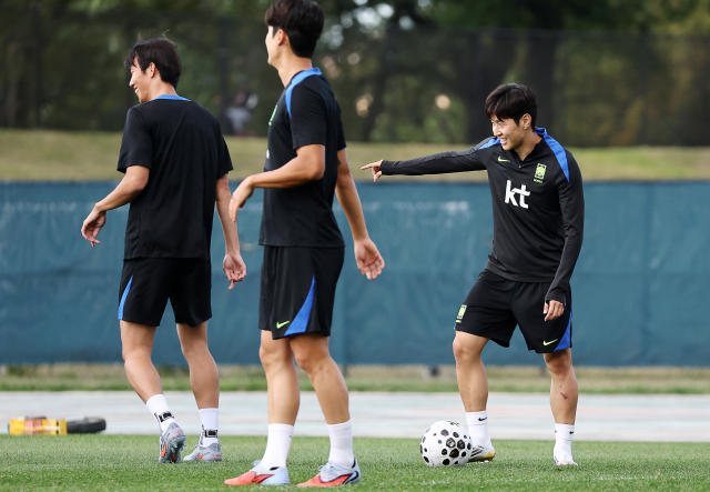 이강인(오른쪽)이 2일 미국 뉴욕주 아이칸 스타디움에서 열린 한국 축구 대표팀에서 훈련을 갖고 있다. 연합뉴스