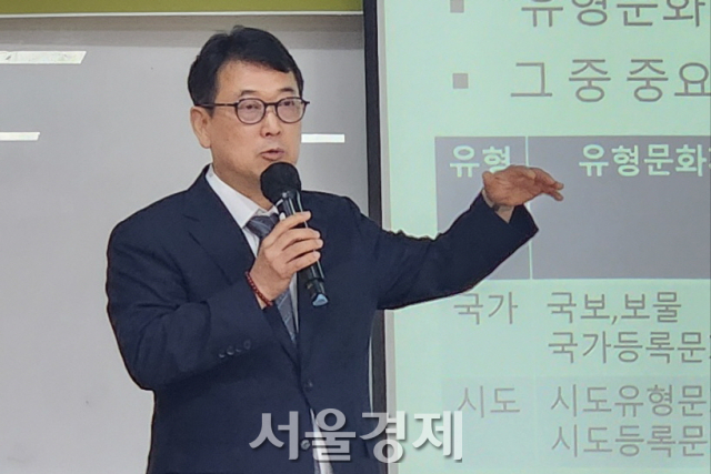 최응천 전 국가유산청장(동국대 석좌교수)가 3일 서울 동국대에서 ‘문화재에서 국가유산으로, K헤리티지의 미래 가치’를 주제로 강연하고 있다. 최수문기자
