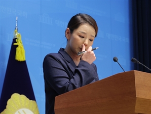 "성추행 호소하자 2차 가해…조국 침묵" 강미정 혁신당 대변인 탈당