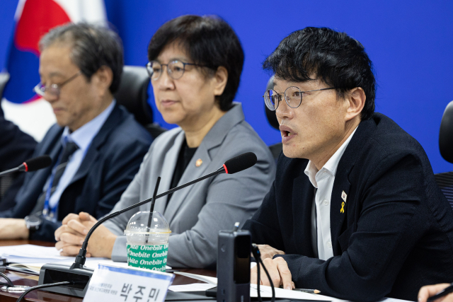 박주민 국회 보건복지위원장이 4일 서울 여의도 국회 의원회관에서 열린 보건복지위원회 당·정·대 협의에서 모두 발언을 하고 있다. 뉴스1