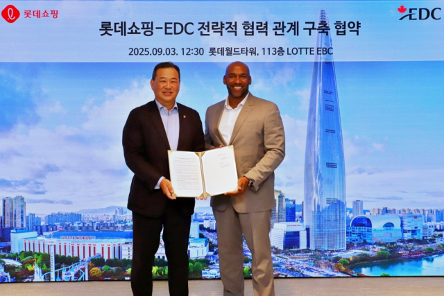 김상현(왼쪽) 롯데 유통군 총괄대표 부회장과 조지 모니즈(George Monize) EDC 아시아태?평양 총괄대표가 9월 3일 서울 송파구 롯데월드타워에서 '롯데쇼핑-EDC 전략적 협력 관계 구축 협약'을 체결하고 기념사진을 찍고 있다. 사진 제공=롯데쇼핑