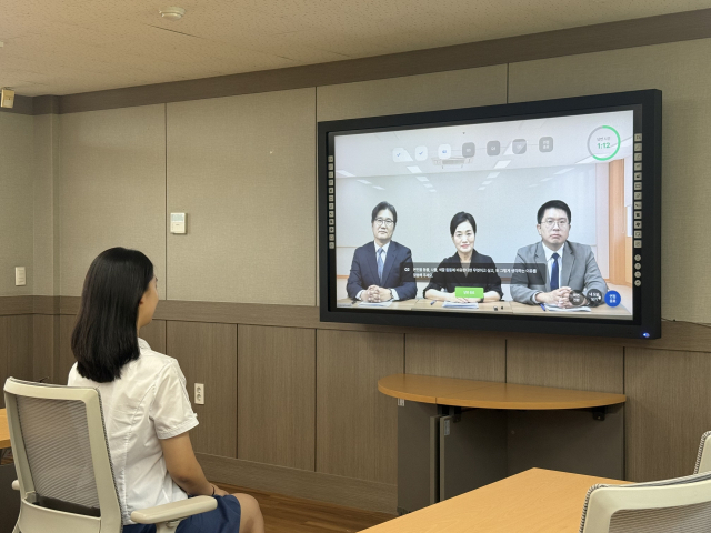 부산 대입 수험생이 인공지능(AI) 기반 모의면접 서비스를 이용하고 있다. 사진제공=부산시교육청