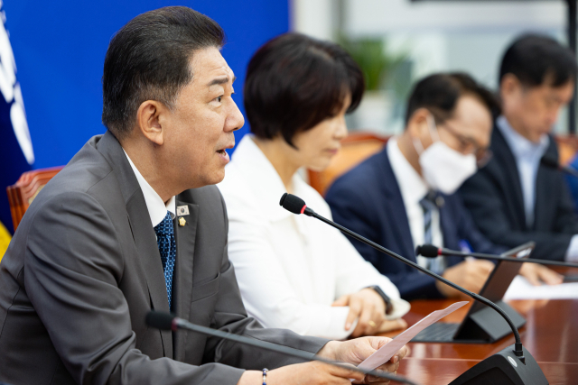 김병기 더불어민주당 원내대표가 4일 서울 여의도 국회에서 열린 정책조정회의에서 모두 발언을 하고 있다. 뉴스1