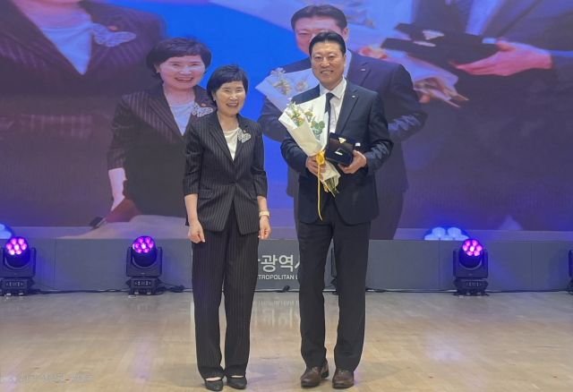 최성욱(오른쪽) 대선주조 본부장이 최미경 부산광역시여성단체협의회장으로부터 감사패를 전달받고 기념 촬영을 하고 있다. 사진제공=대선주조