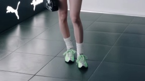 로제가 신자 거래액 30000%↑…MZ세대가 주목한 신발은?