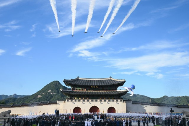 건군 76주년 국군의 날 기념식 시가행진이 열리는 가운데 상공에서 공군 블랙이글스가 축하 비행을 하고 있다. 연합뉴스