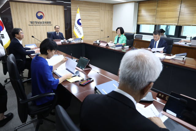 지난달 27일 고학수 개인정보보호위원회 위원장을 비롯한 위원들이 18회 전체회의를 진행하고 있.연합뉴스
