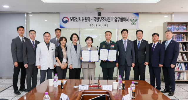 김승완(오른쪽 다섯 번째) 국방부 조사본부장 직무대리이 4일 김오복 보훈심사위원장과 업무협약을 체결하고 기념촬영을 하고 있다. 사진 제공=국방부