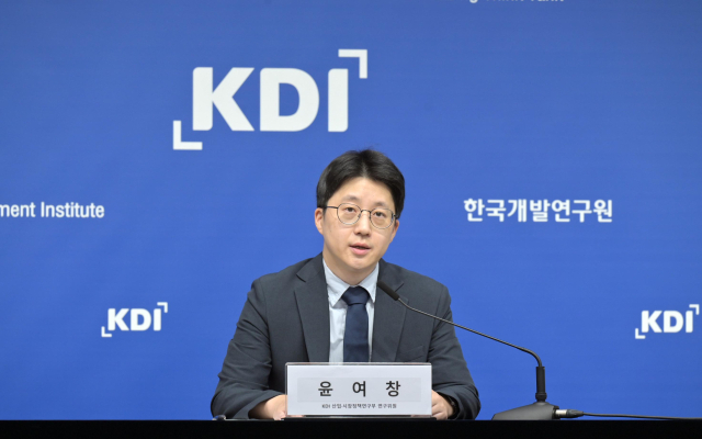 윤여창 한국개발연구원(KDI) 산업·시장정책연구부 연구위원이 4일 기획재정부 중앙동 브리핑실에서 ‘KDI FOCUS 재생에너지 확대에 대응한 전력도매시장 구조 개선방향’을 발표하고 있다. 사진 제공=KDI