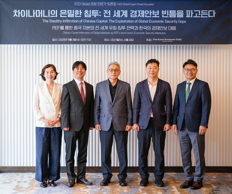 ▲ '차이나머니의 은밀한 침투: 전 세계 경제안보 빈틈을 파고든다' 전문가 토론회 참석자 (왼쪽부터 하윤희 고려대 에너지환경대학원 교수, 송헌재 서울시립대 경제학부 교수, 강천구 인하대학교 제조혁신전문대학원 초빙교수, 이치훈 국제금융센터 세계경제분석실 실장, 박주근 리더스인덱스 대표) 사진=KED Global