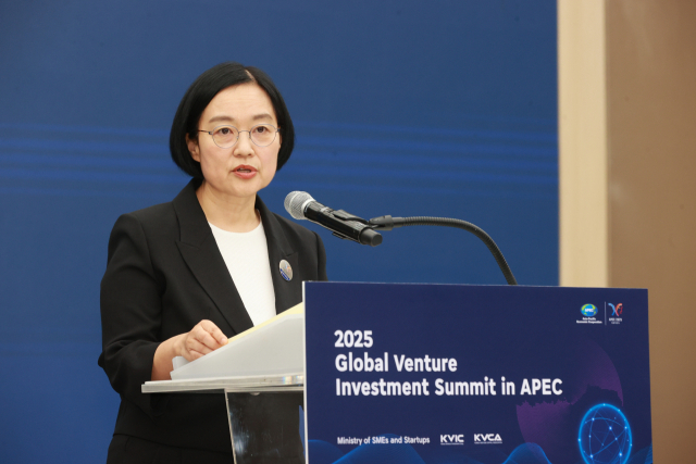 한성숙 중소벤처기업부 장관이 4일 제주 제주국제컨벤션센터(ICC)에서 열린 '2025 글로벌 벤처투자 서밋 in APEC'에서 환영사를 하고 있다. 사진 제공=중기부