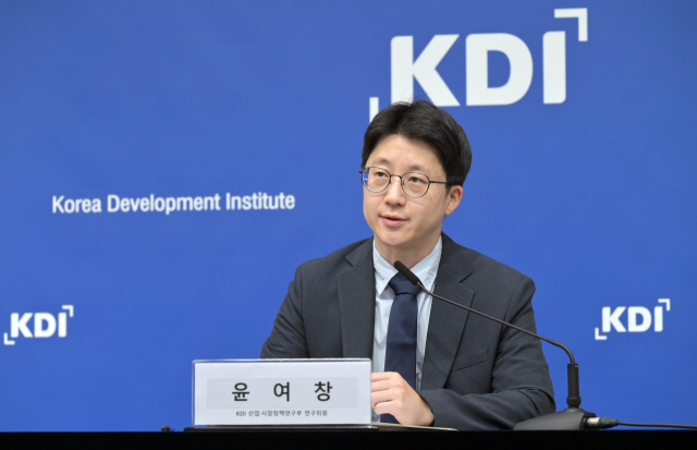 윤여창 한국개발연구원(KDI) 산업·시장정책연구부 연구위원이 4일 기획재정부 중앙동 브리핑실에서 ‘KDI FOCUS 재생에너지 확대에 대응한 전력도매시장 구조 개선방향’을 발표하고 있다. 사진 제공=KDI