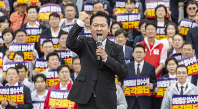 장동혁 국민의힘 대표가 4일 국회 본청 계단에서 열린 야당말살 정치탄압 특검수사 규탄대회에서 강력한 대 여당, 대 정부 투쟁을 선언하는 규탄 연설을 하고 있다. 연합뉴스
