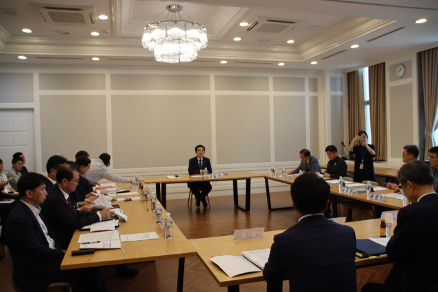 與 “국힘, APEC 특위 일방 취소…정치득실 떠나 국익 지켜야”