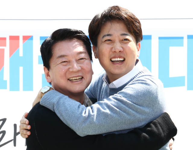 안철수 국민의힘 의원(왼쪽)과 이준석 개혁신당 대표. 뉴스1