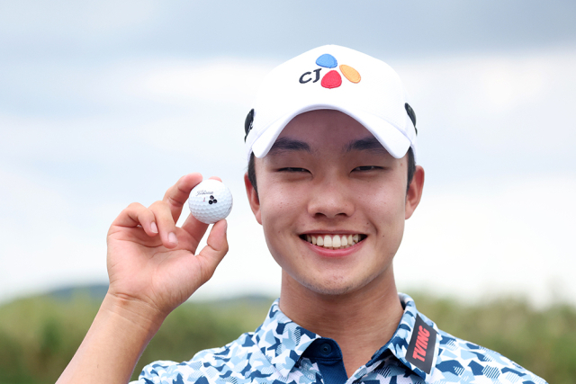 송민혁이 KPGA 투어 파운더스컵 1라운드 2번 홀에서 홀인원한 공을 들고 밝게 웃고 있다. 사진 제공=KPGA